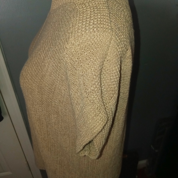 Woman's Top - Picture 3 of 6